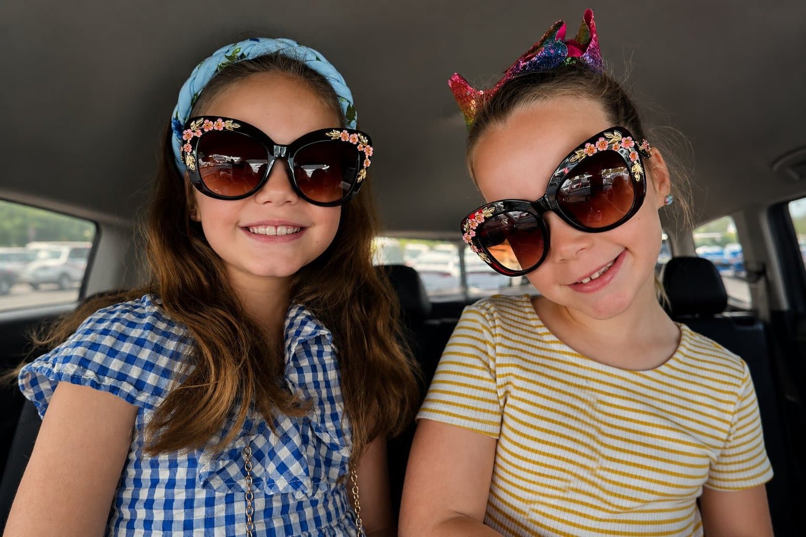 Zoey and Evie wearing sunglasses, the sisters behind Zoeverly